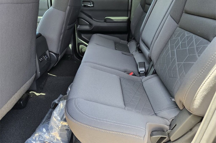 🚗 2025 Nissan Frontier SV – Rugged, Powerful & Built for Work and Adventure - Image 7