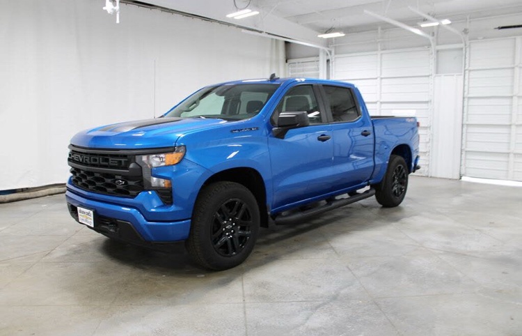 🚗 2024 Chevrolet Silverado 1500 Custom – 4WD Crew Cab Pickup - Image 2