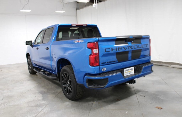 🚗 2024 Chevrolet Silverado 1500 Custom – 4WD Crew Cab Pickup - Image 3